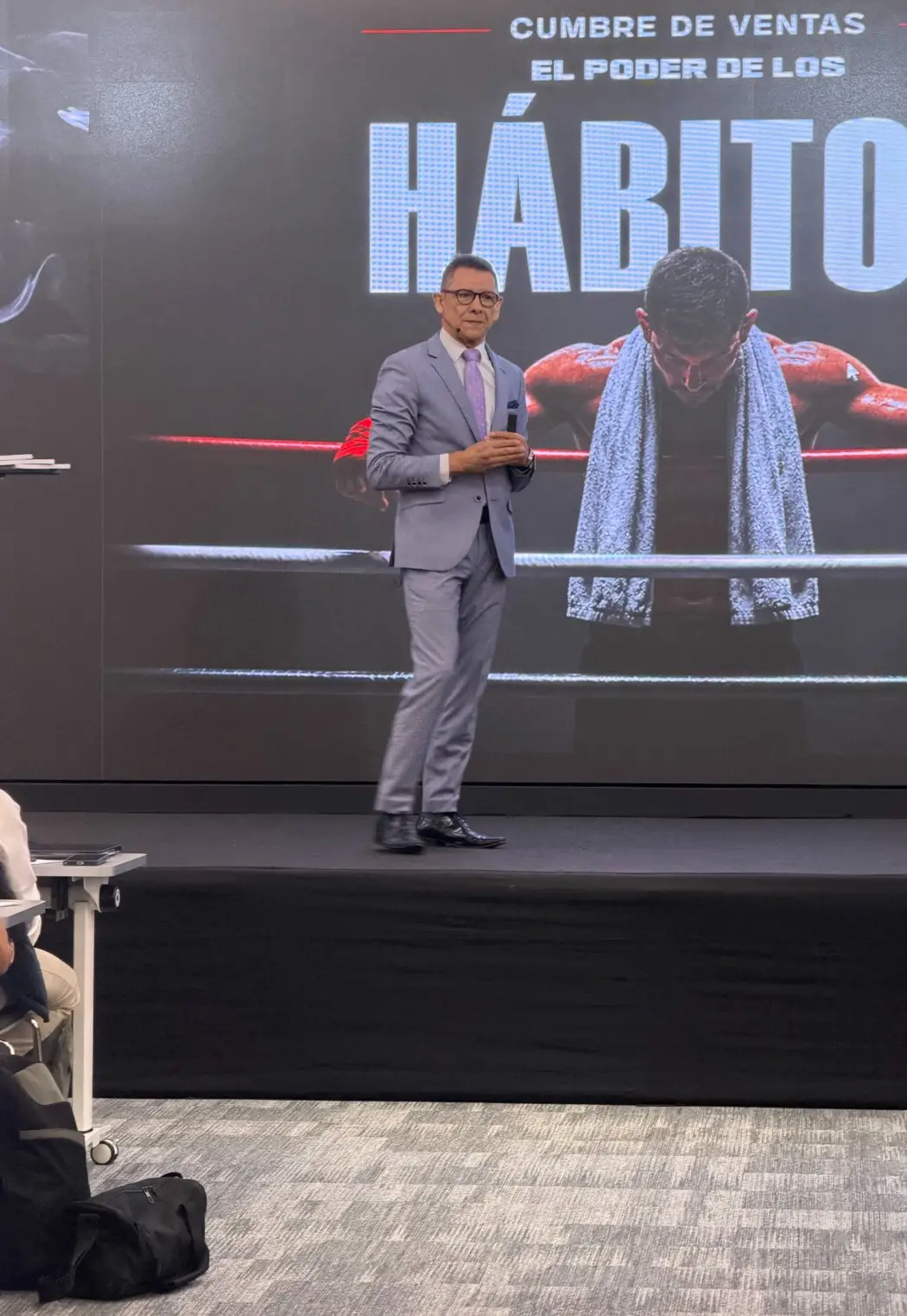 Yesid Barrera impartiendo una conferencia sobre hábitos en la Cumbre de Ventas
