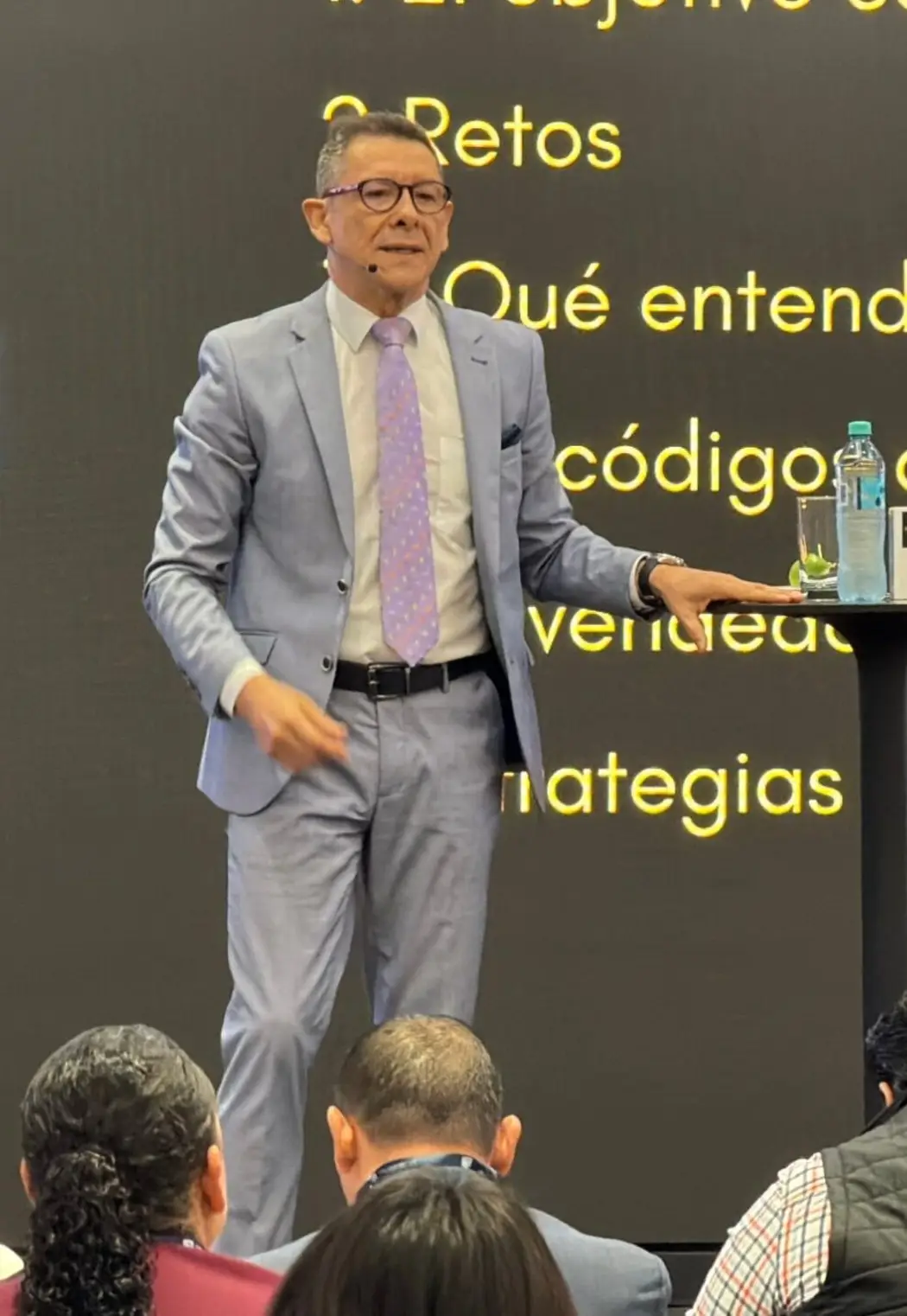 Yesid Barrera facilitando un taller de negociación ante un grupo de participantes